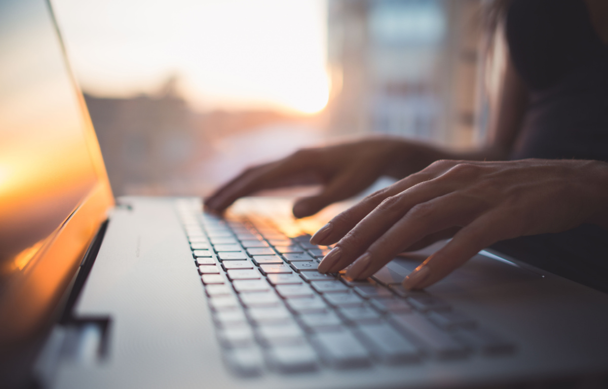 woman's hands hovering over a keyboard in the process of b2b website copywriting